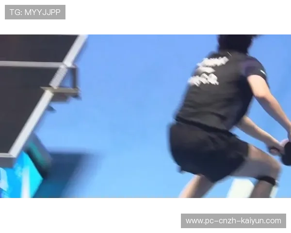 羽毛球女单极限救球擦地滑行，全场热烈鼓掌